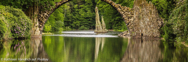 Brücke zwischen bewaldeten Ufern
